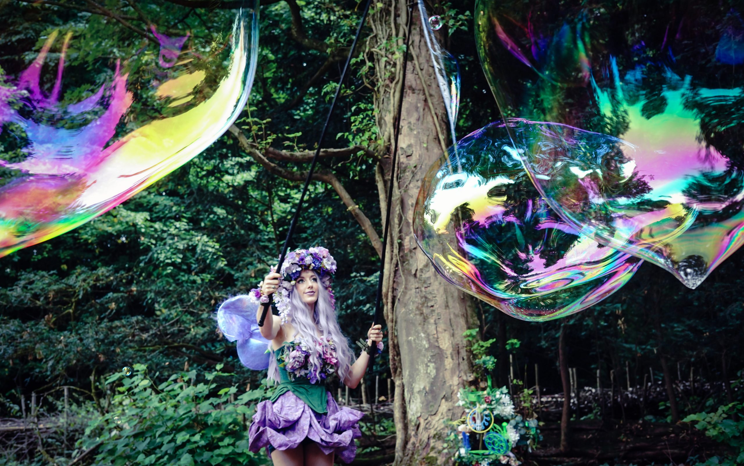 Magical bubble artists for hire UK and worldwide. Fairyt themed bubbleologists and bubble magicians.